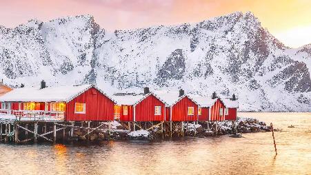 传统红色渔民小屋，雷讷峡湾岸边，挪威