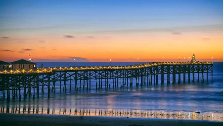 冲浪、沙滩和圣诞老人