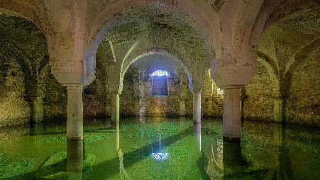 被水淹没的地下室，圣弗朗西斯大教堂，拉文纳，意大利