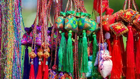 用彩色丝线串成的香囊，端午节前夕的庙会上，吉林省吉林市，中国