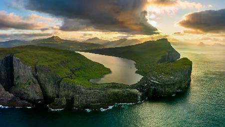 海洋上方的湖泊