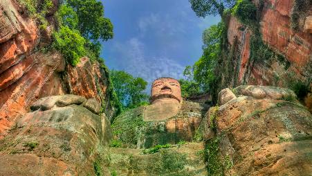 守护江河的佛像