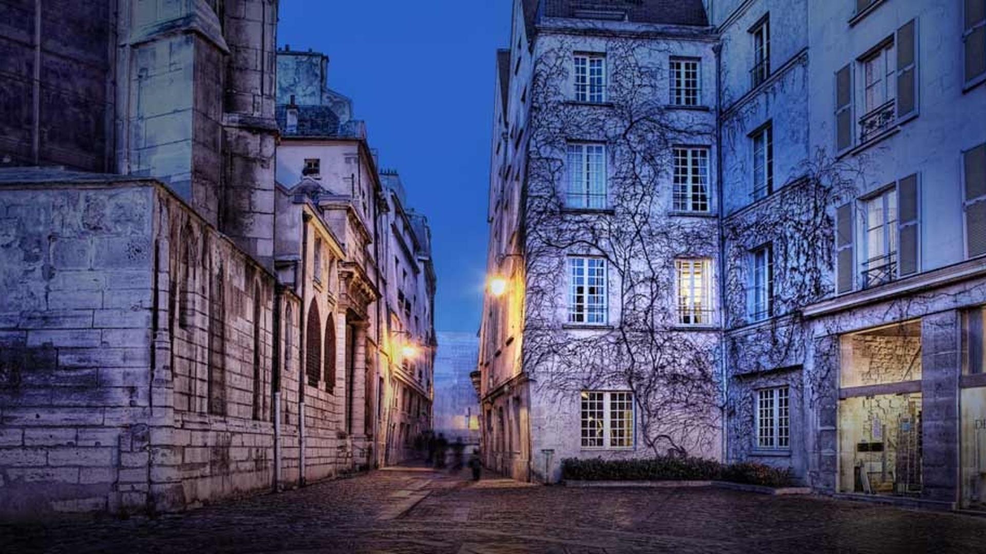 夜色中的法国巴黎街巷