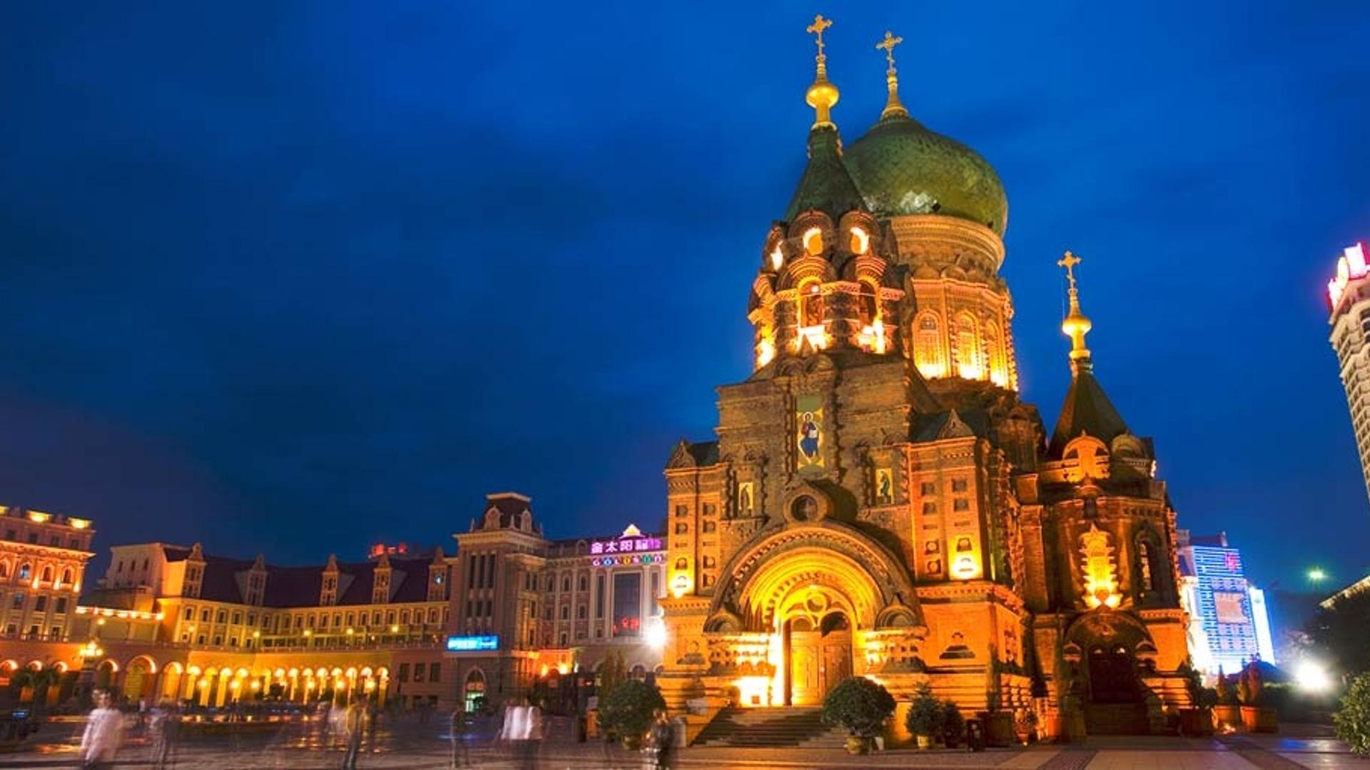 东北冰雪之旅：哈尔滨夜色中的圣索菲亚大教堂