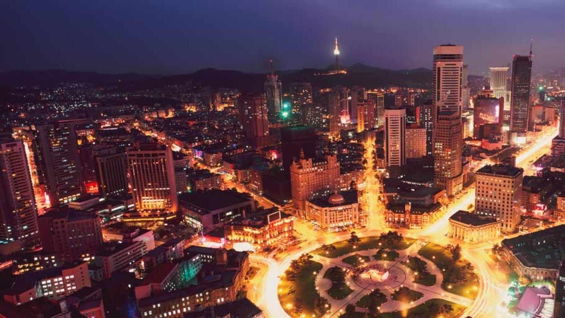 东北冰雪之旅：大连市中山广场灯火通明