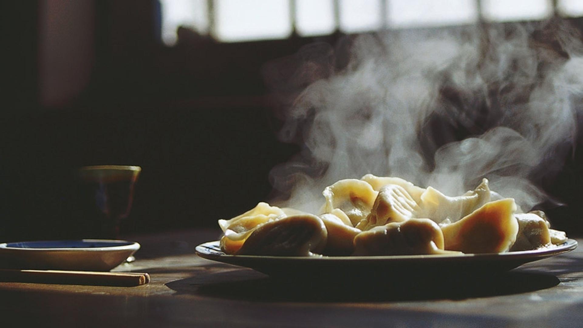 春节习俗：合家团圆吃饺子