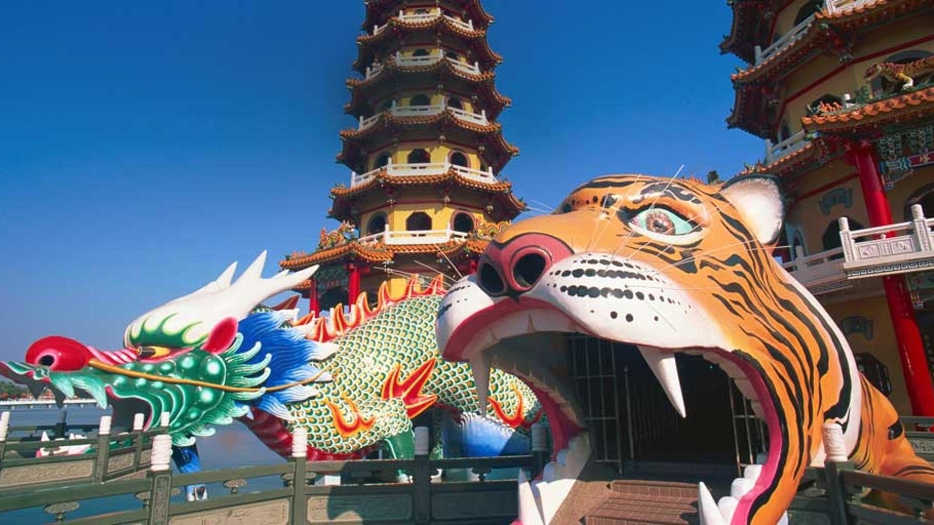 具有”老虎气势”的台湾高雄莲花湖龙虎塔