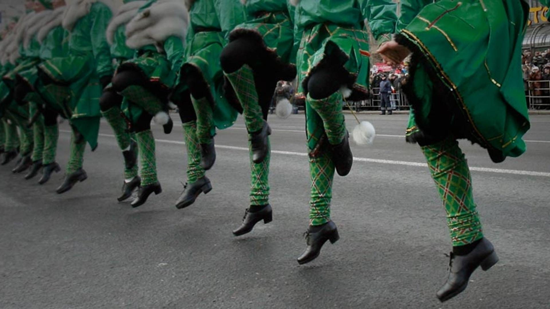 俄罗斯莫斯科街头举办热闹的圣帕特里克节游行