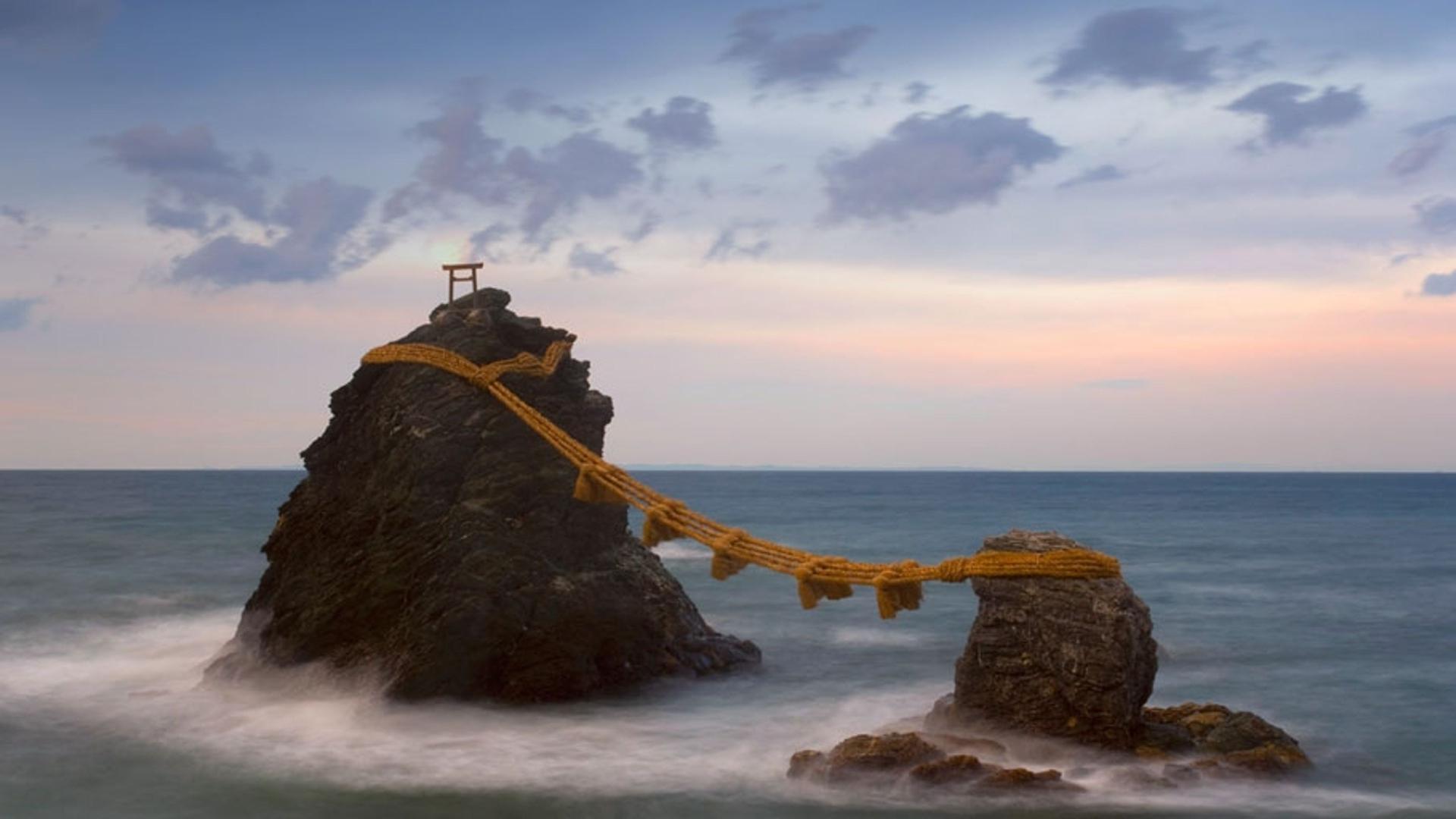 日本三重县的伊势湾，图为被绳索相连的“夫妻岩”