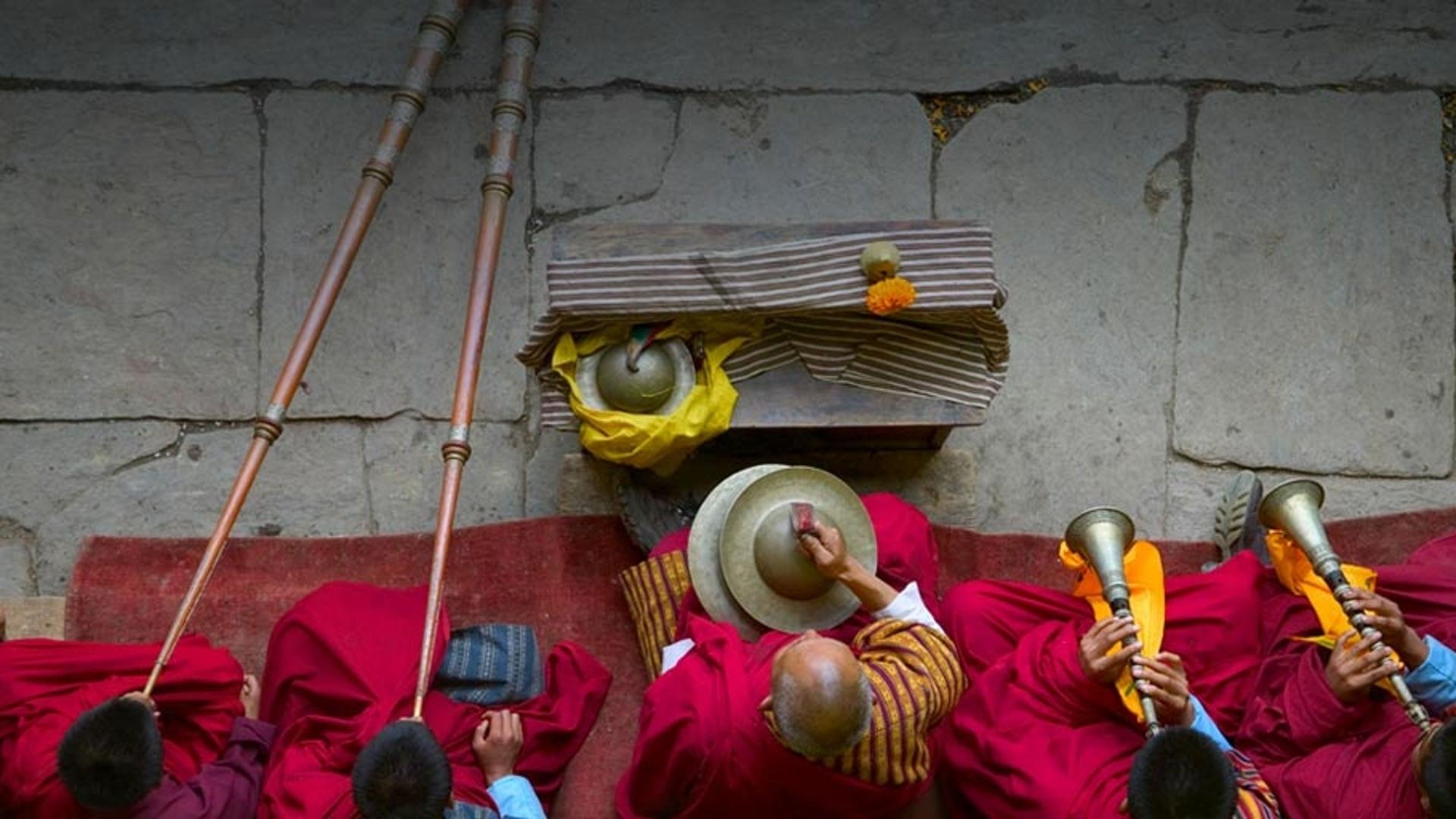 不丹的传统节日里，喇嘛乐师在为当地的传统舞蹈配乐