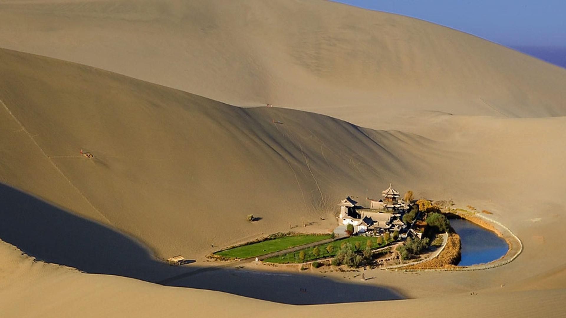 甘肃敦煌的月牙泉