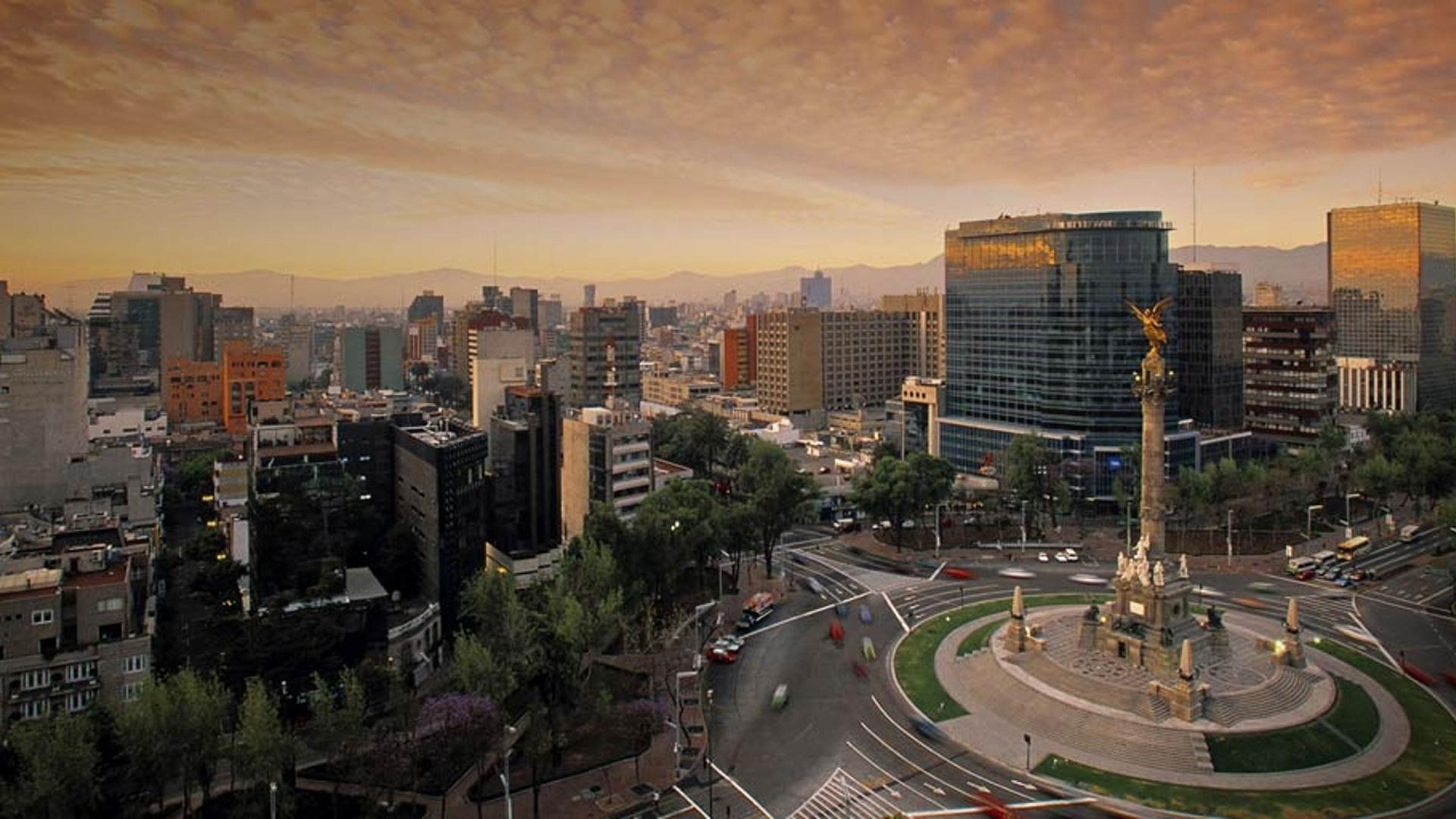 著名的独立天使纪念碑耸立在墨西哥城广场中央