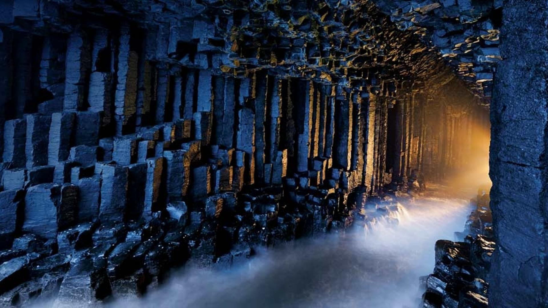 苏格兰斯塔法岛芬戈尔洞中的玄武岩柱