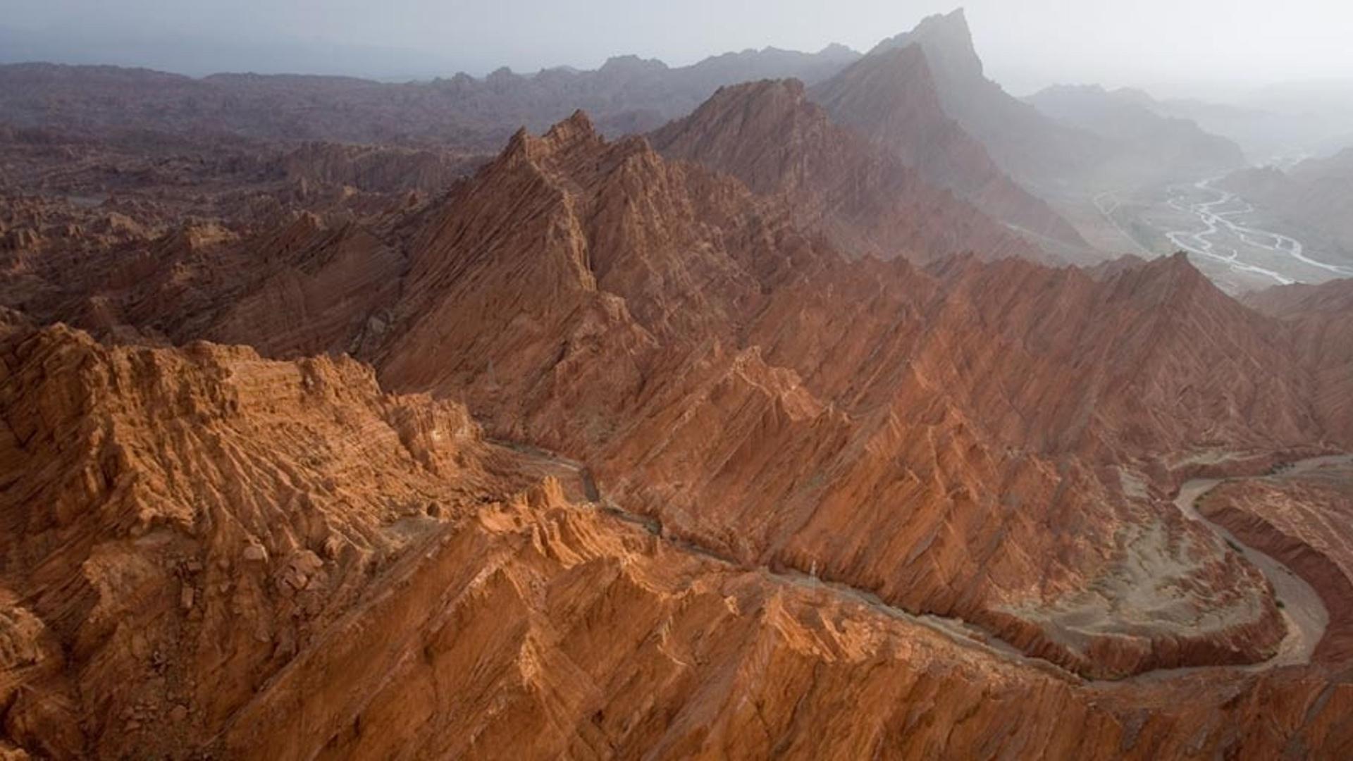 新疆维吾尔族自治区的天山大峡谷