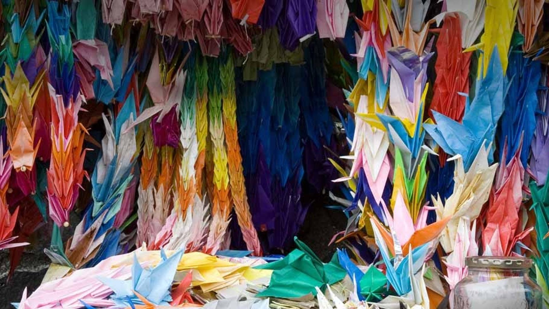 纪念长崎原子弹爆炸的千纸鹤花环