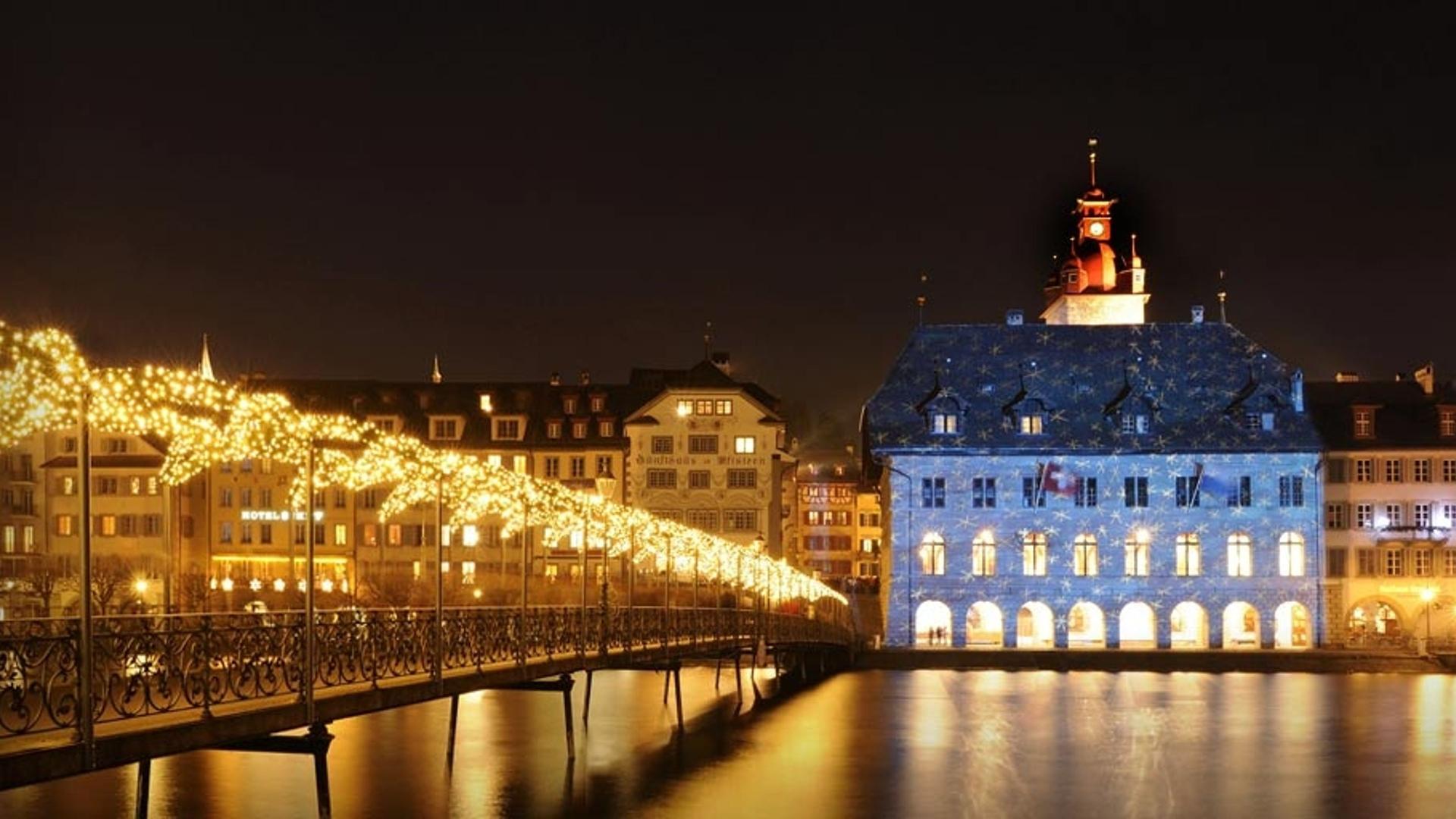 装饰着圣诞彩灯的瑞士卢塞恩市政厅