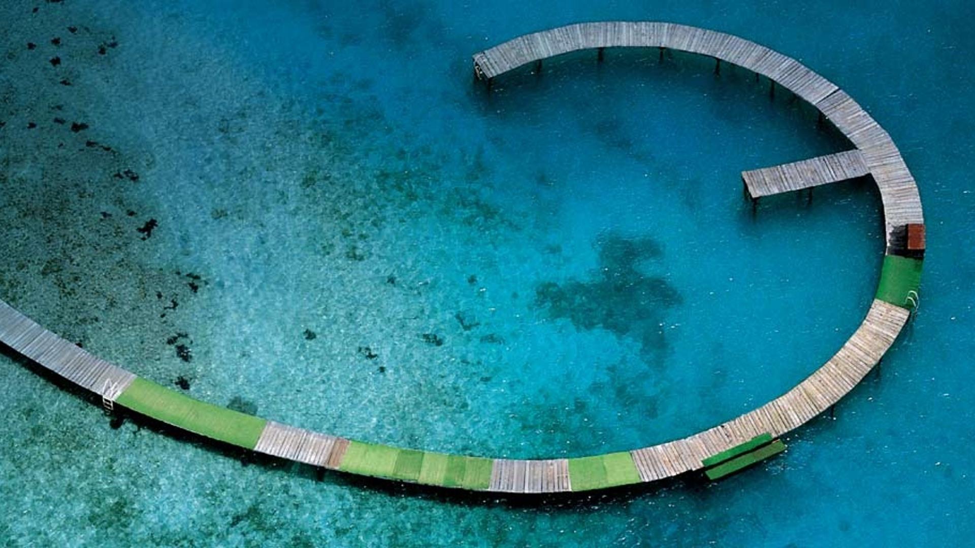 鸟瞰法国马提尼克岛的海滩码头