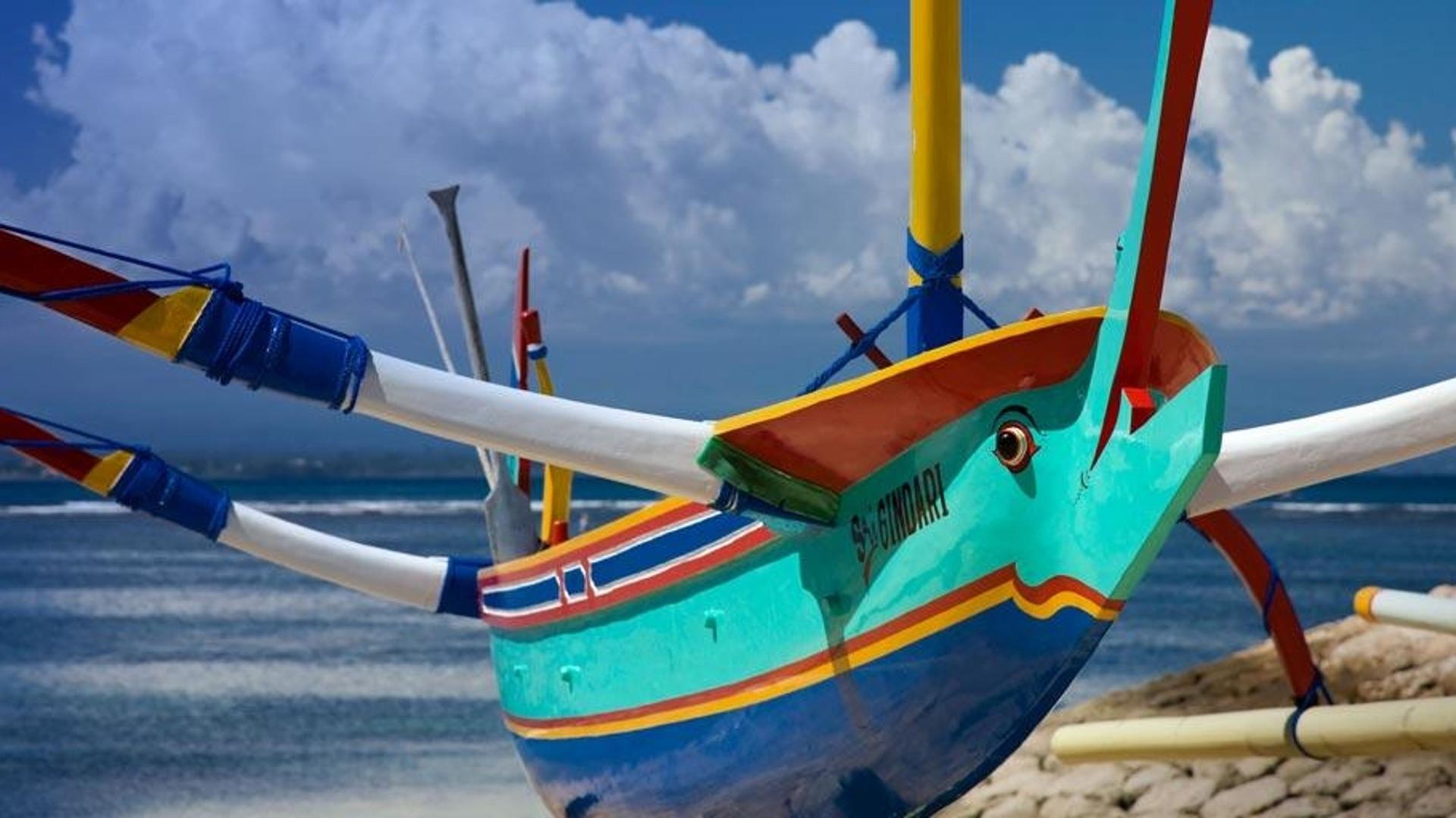 印尼登巴萨沙滩上的传统渔船