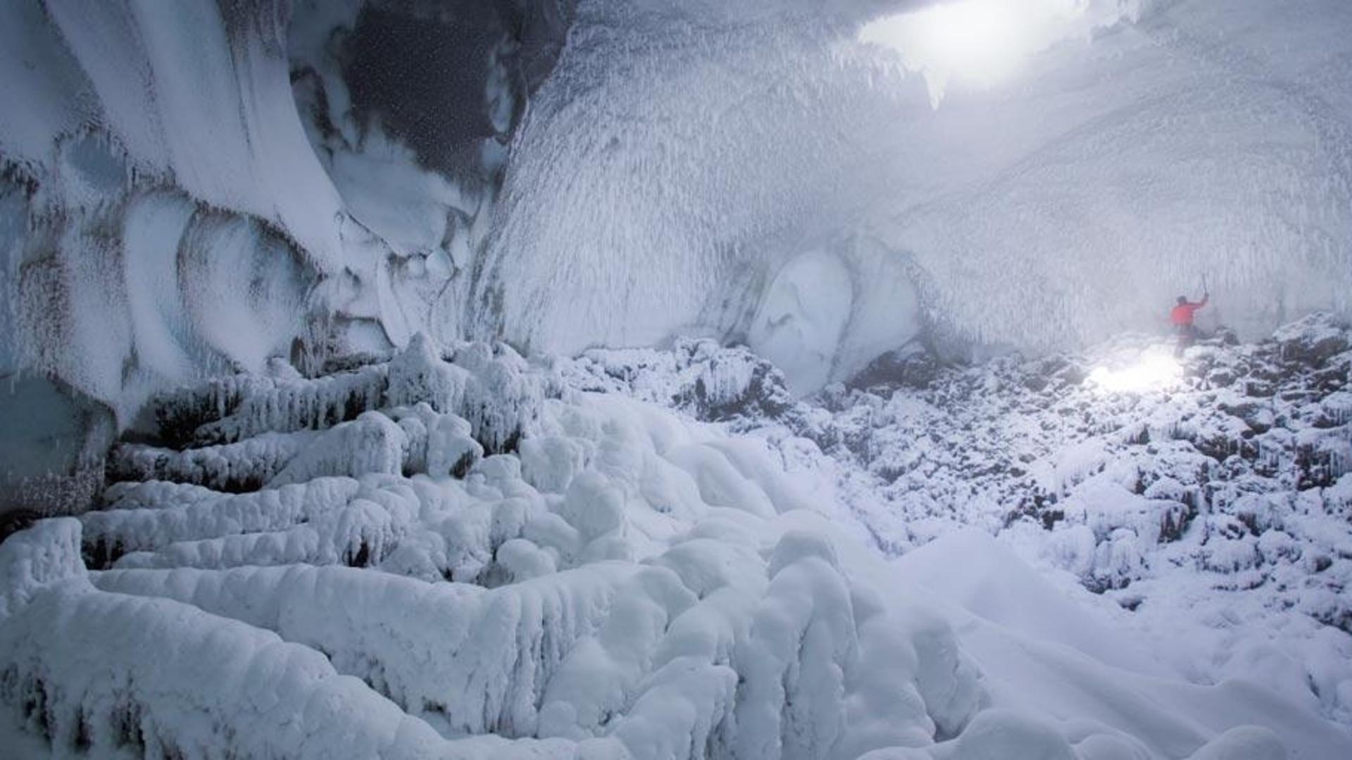 南极洲罗斯岛伊里布斯山北侧的冰洞