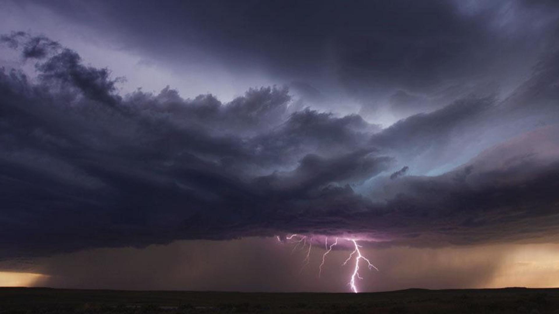 蒙大拿州草原的雷雨