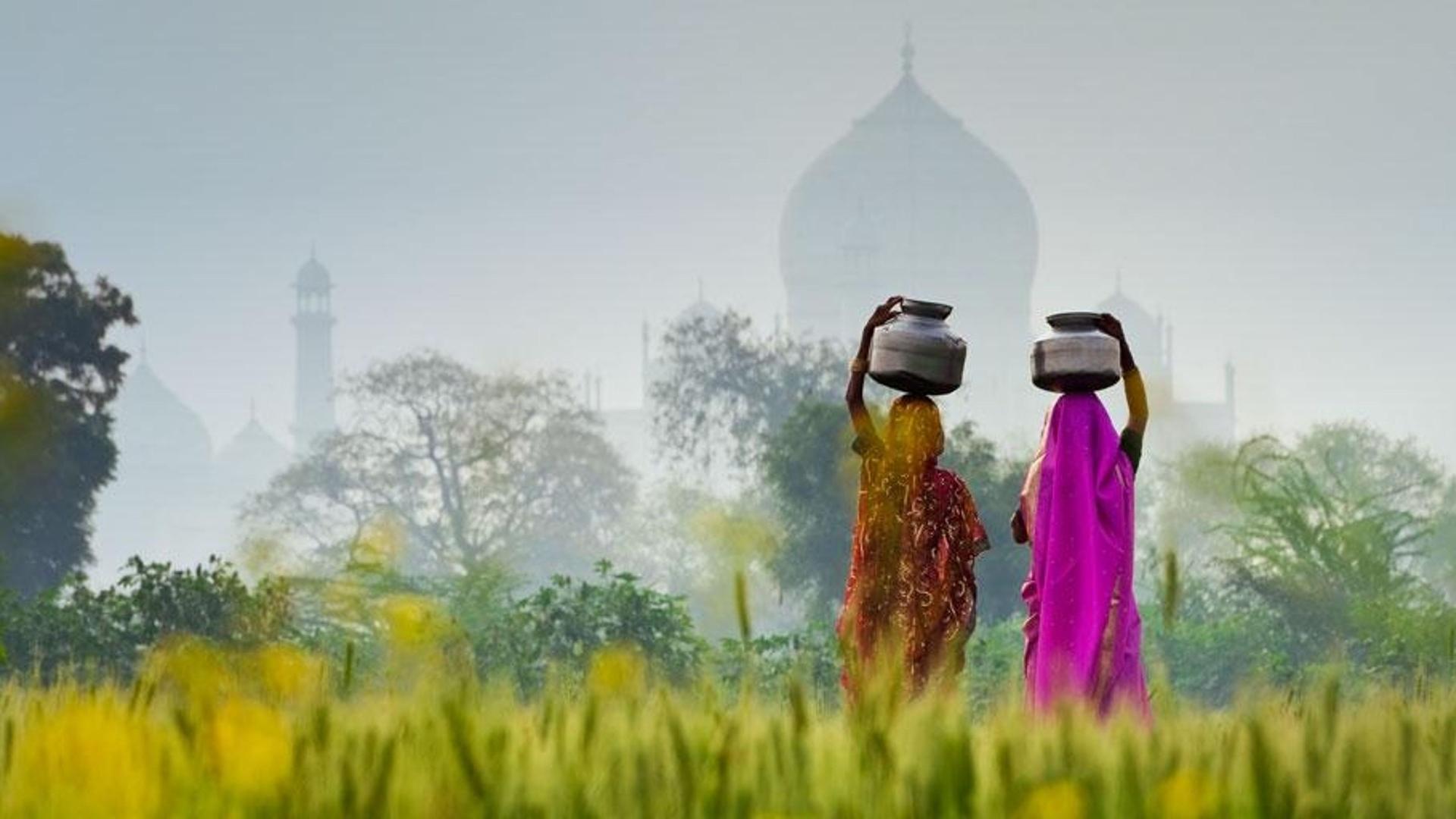 印度泰姬陵附近的顶坛女人