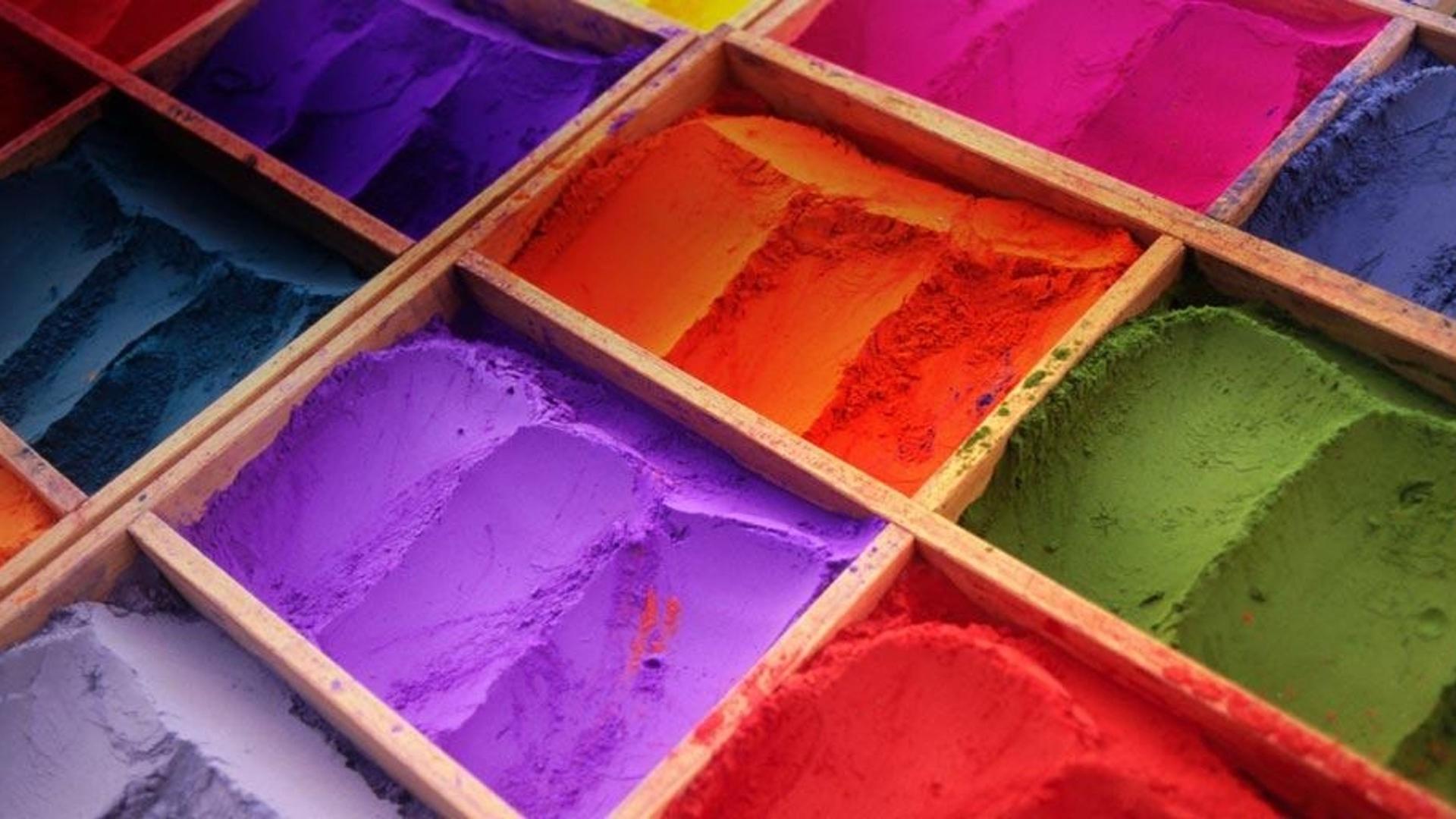 在尼泊尔加德满都待售的粉状颜料