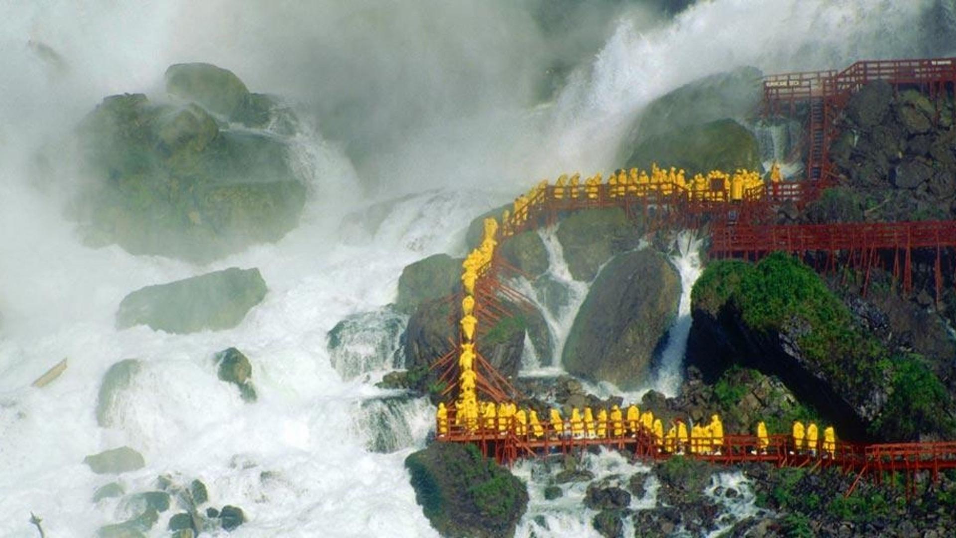 纽约州尼亚加拉大瀑布，新娘面纱瀑布“风中洞穴”之旅