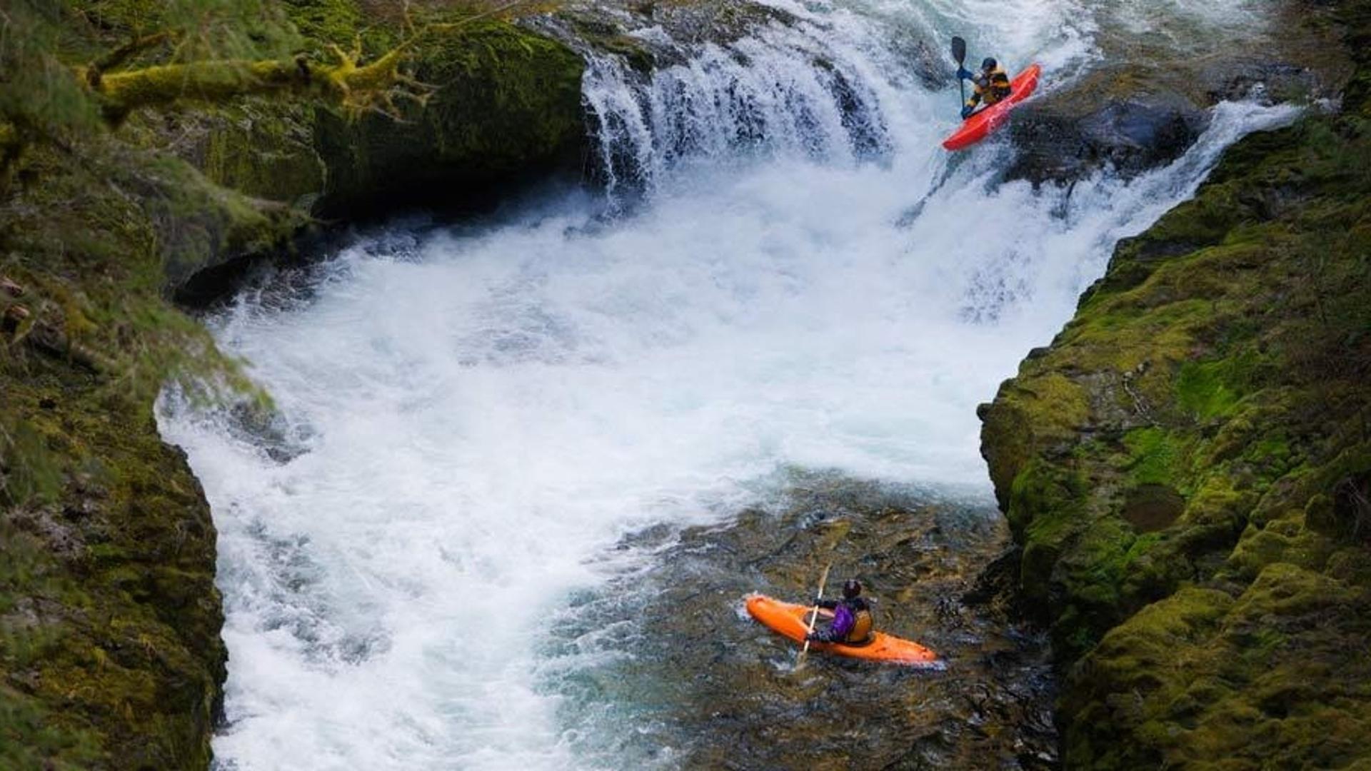 俄勒冈州的哥伦比亚河峡谷，鹰溪的皮划艇运动员