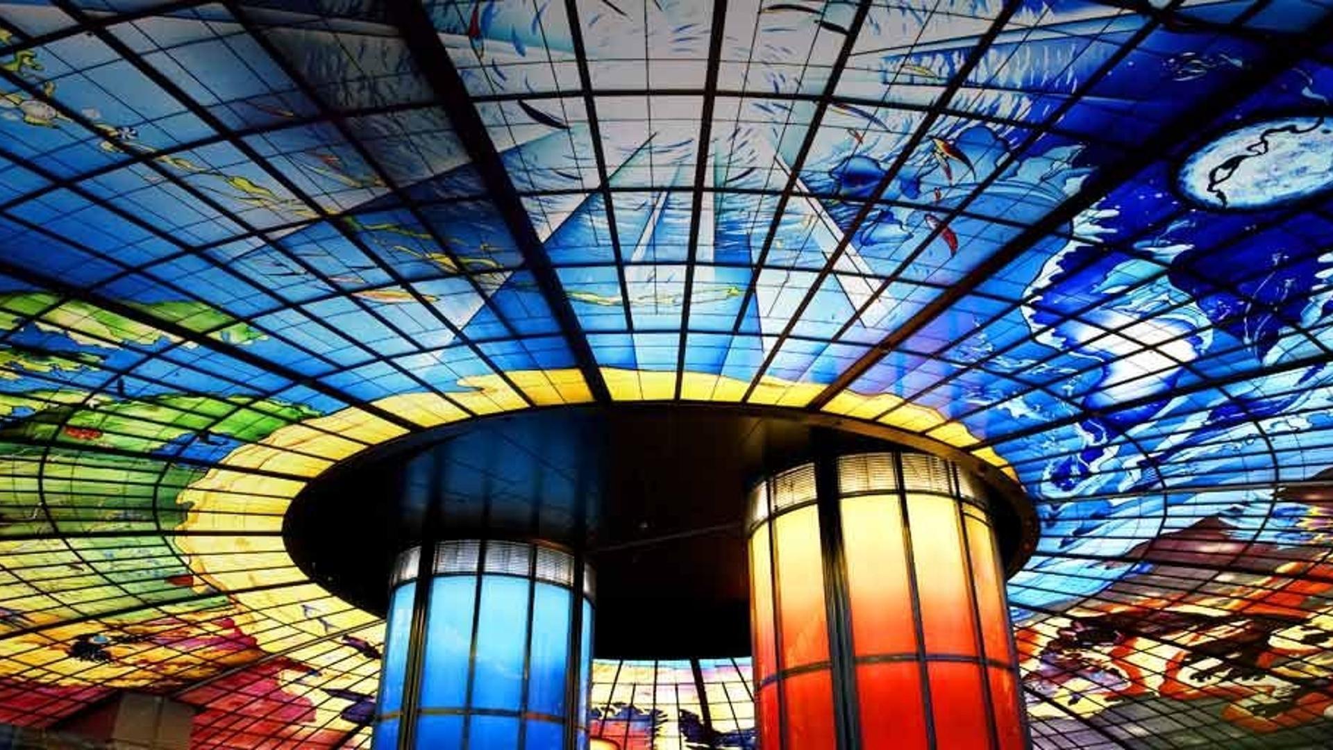 地铁终端的玻璃彩绘天花板