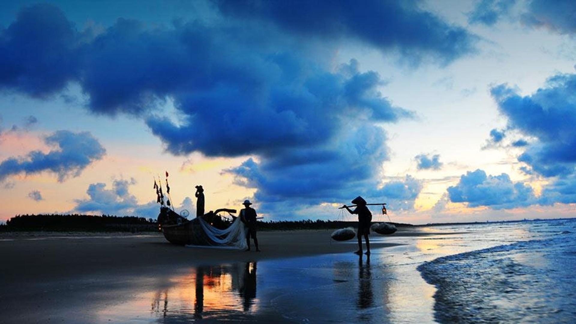 天刚亮，捕鱼人已经开始工作