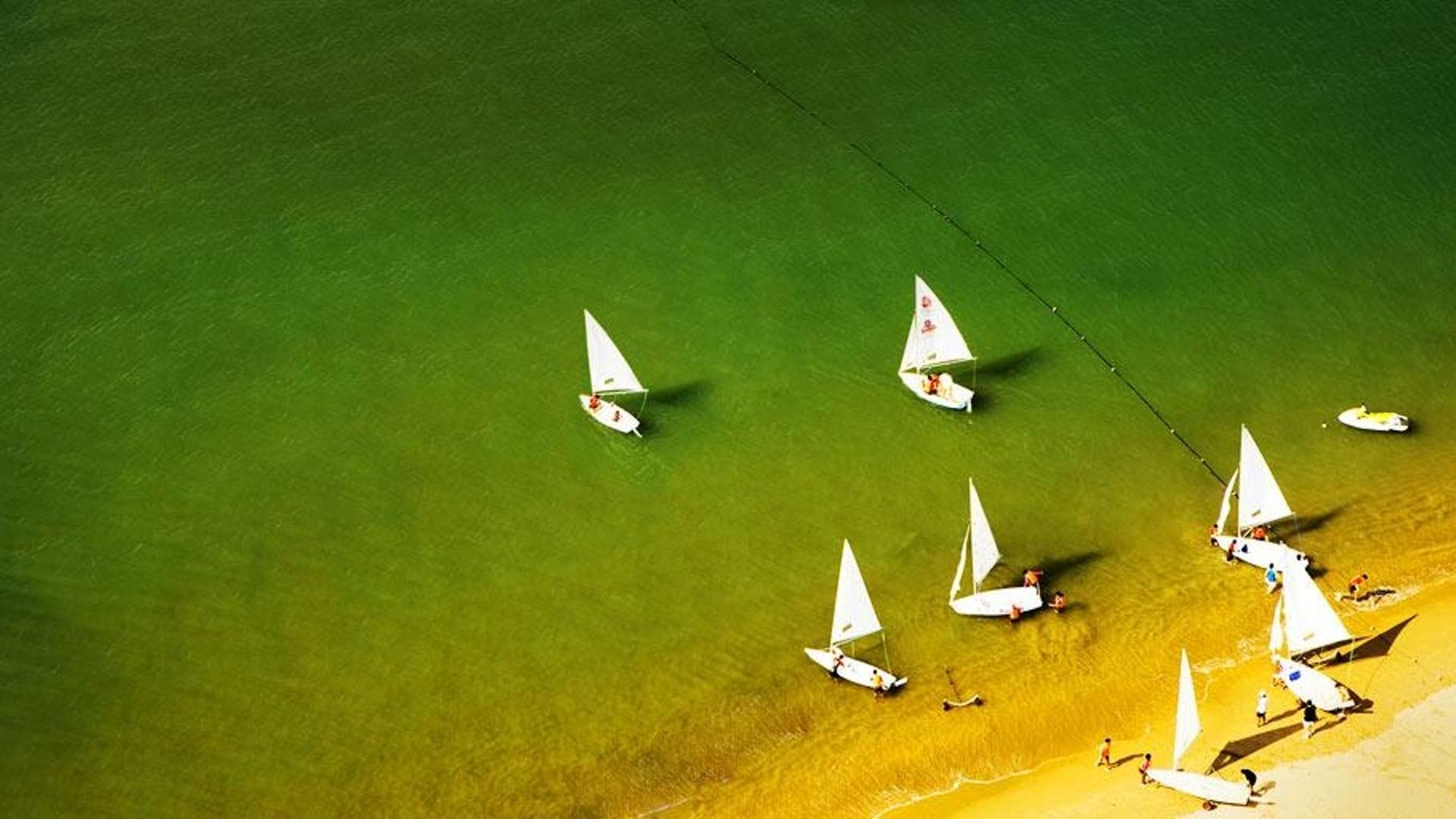 山东青岛黄海边的帆船