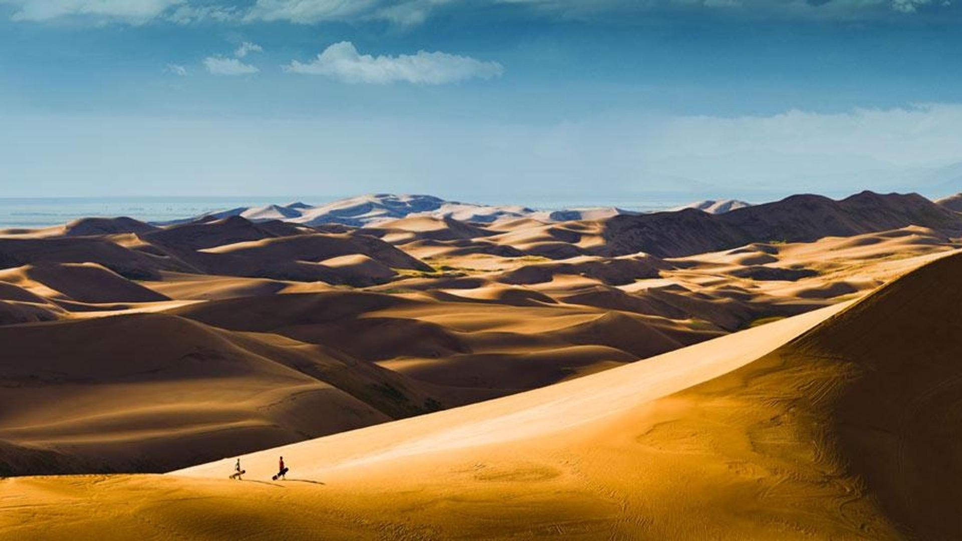 科罗拉多州大沙丘国家公园内的远足者