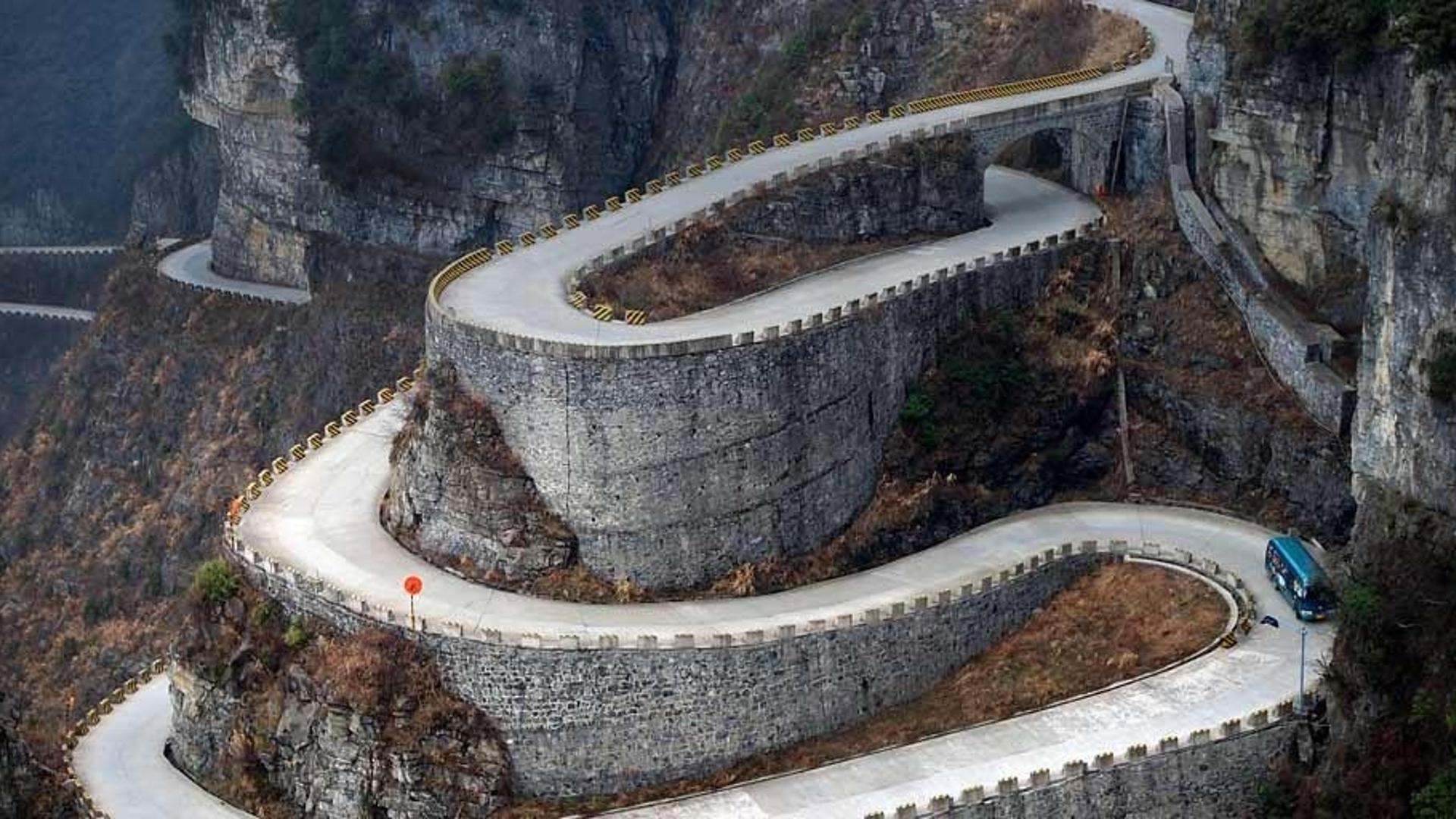 湖南省张家界天门山，一辆汽车驶下通天大道