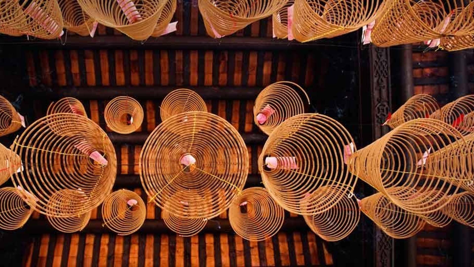 越南胡志明市天后宫，挂在天花板上的塔香