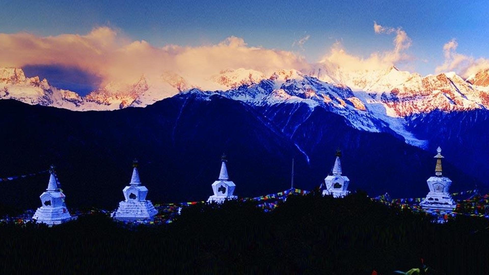 云南迪庆藏族自治州，梅里雪山太子十三峰上的佛塔