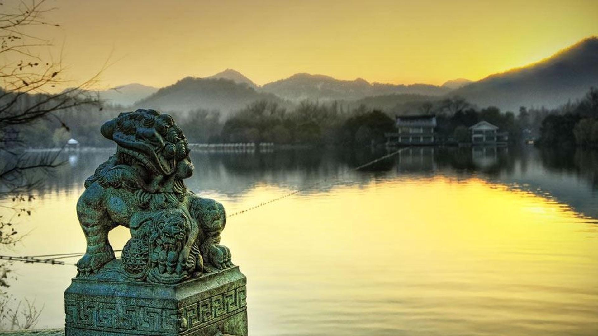 落日的余辉照耀在西湖上