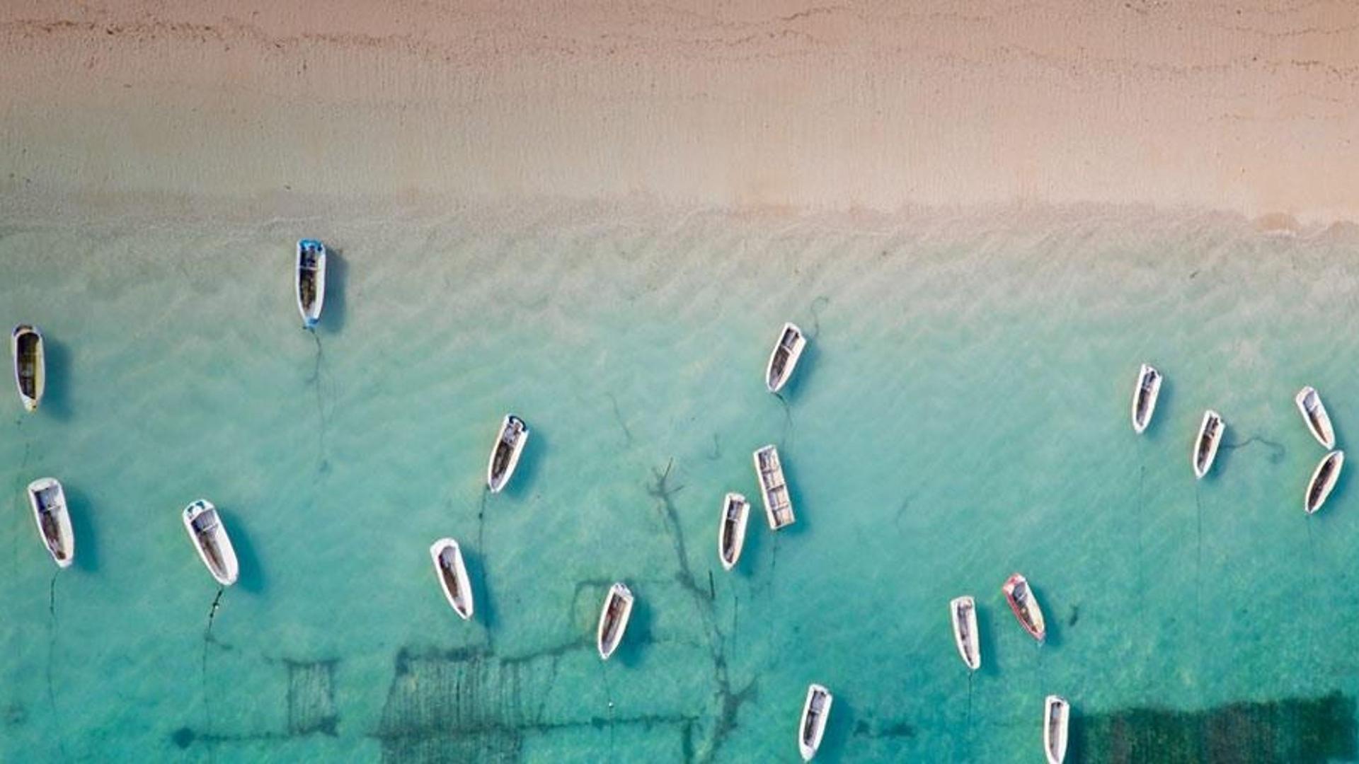 印尼巴厘岛附近的小船