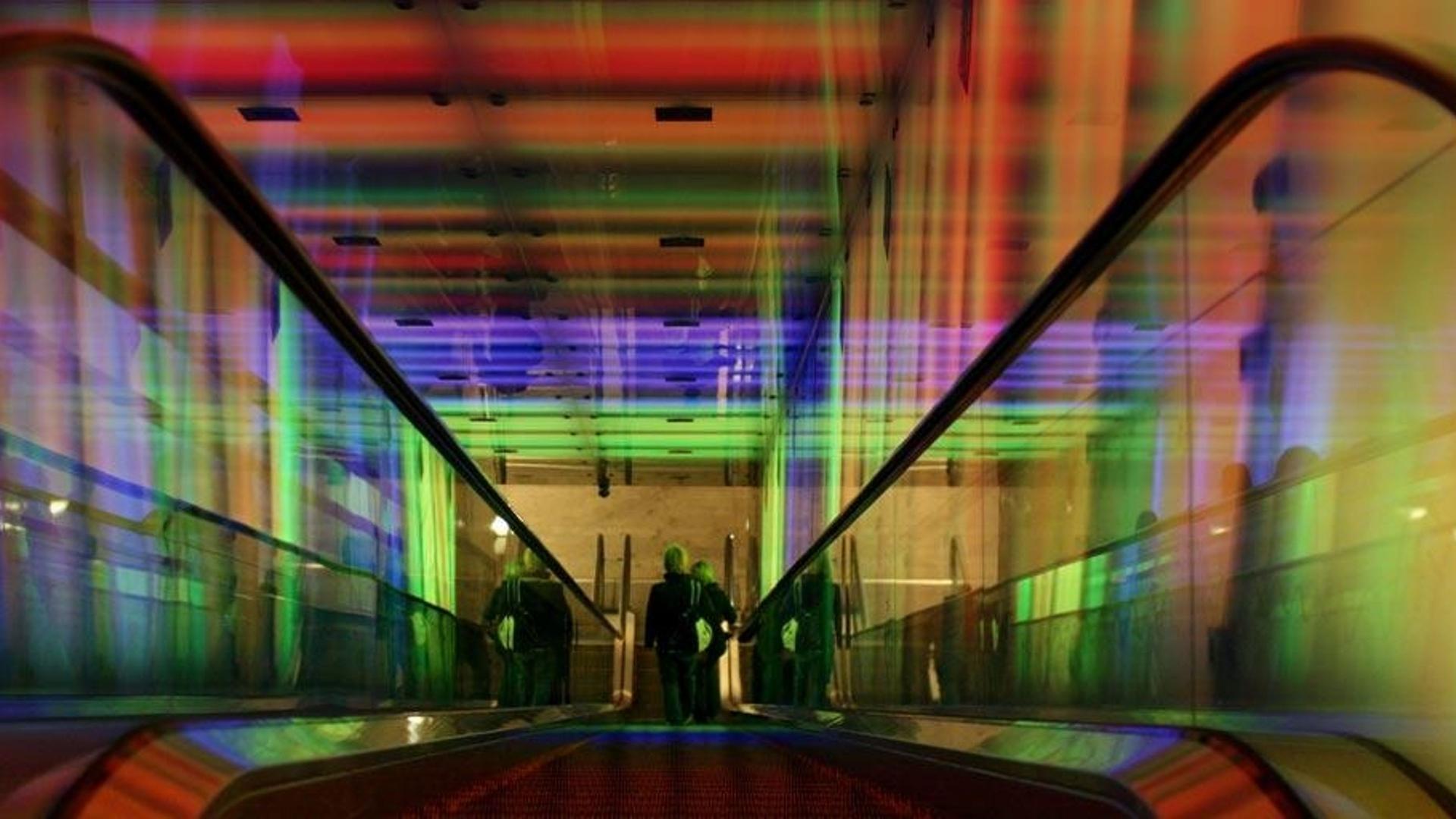 挪威奥斯陆尼达伦地铁站，“隧道之光”中的自动扶梯