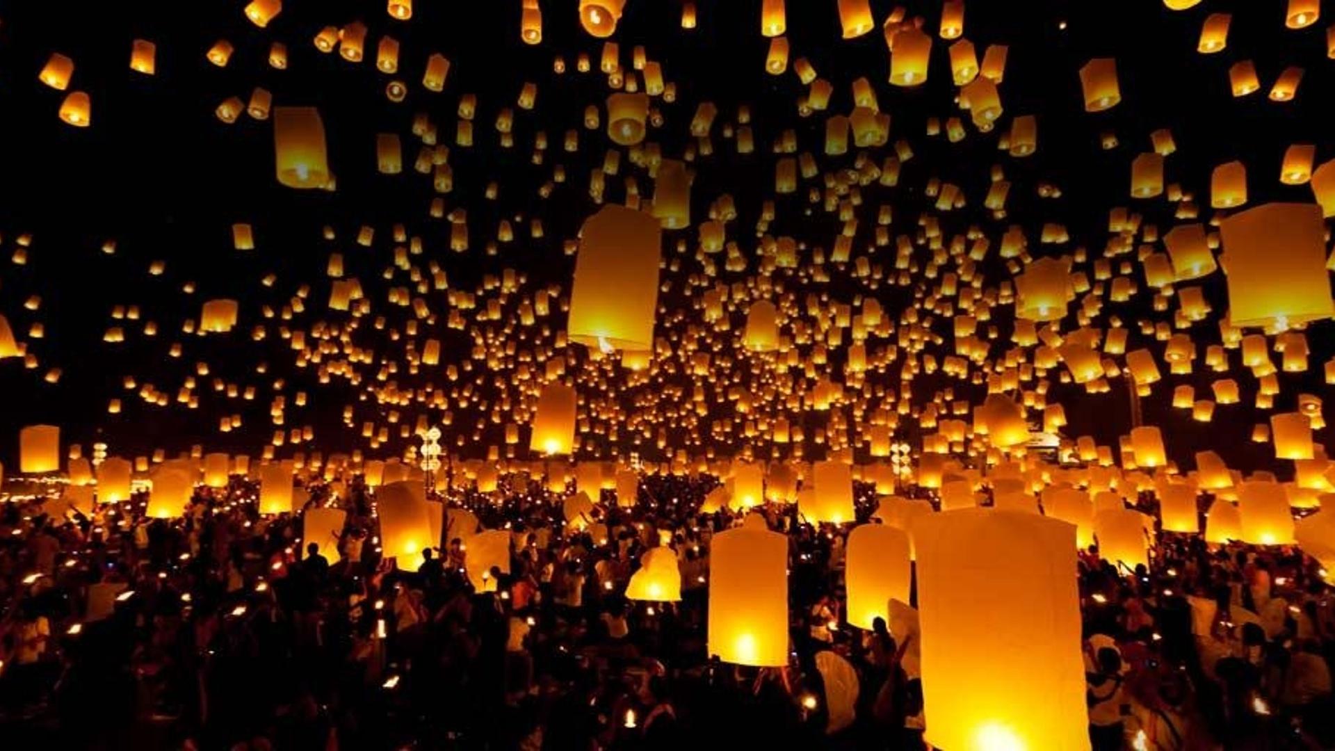 泰国清迈省，节日期间放天灯