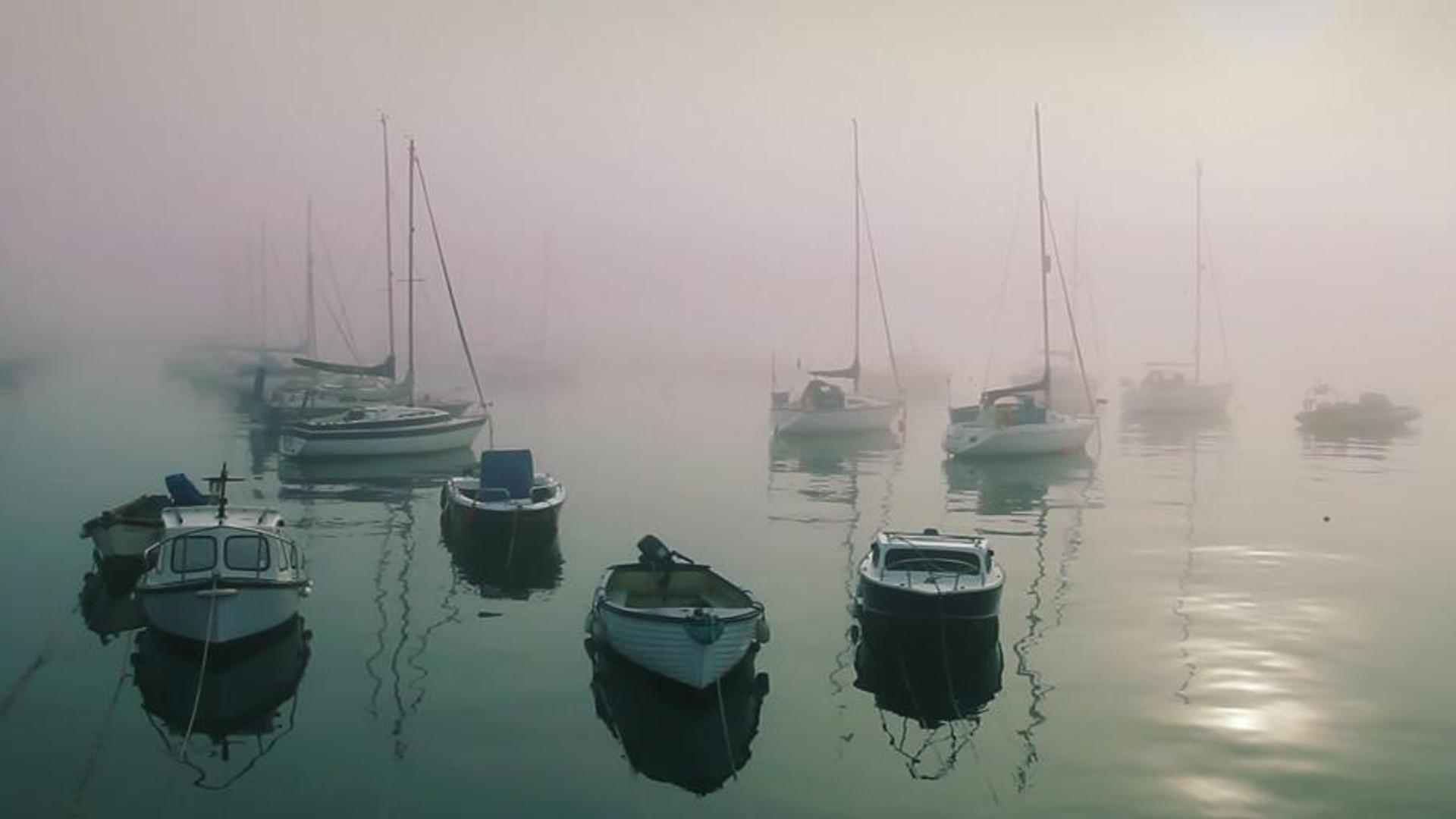 停泊在英国康沃尔郡彭赞斯港的船