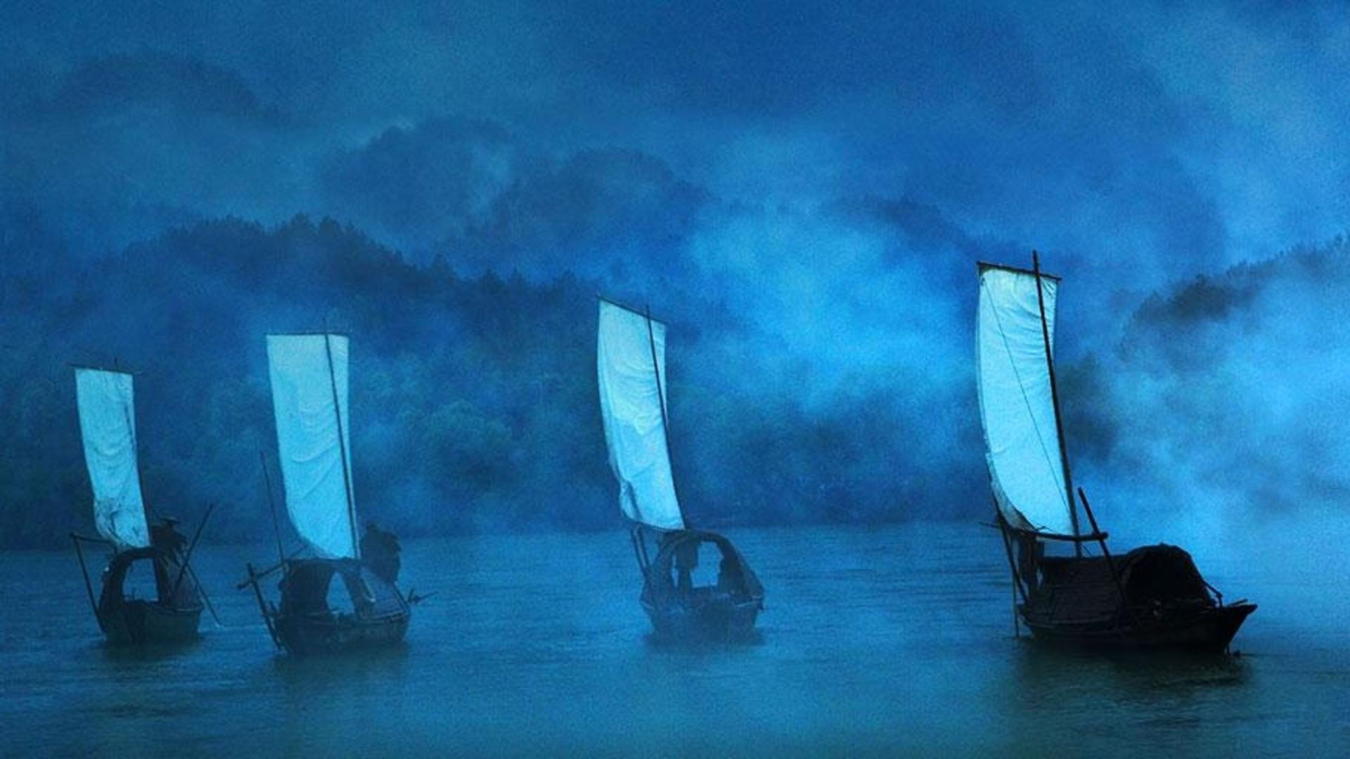 雾气弥漫的湖面上的渔船