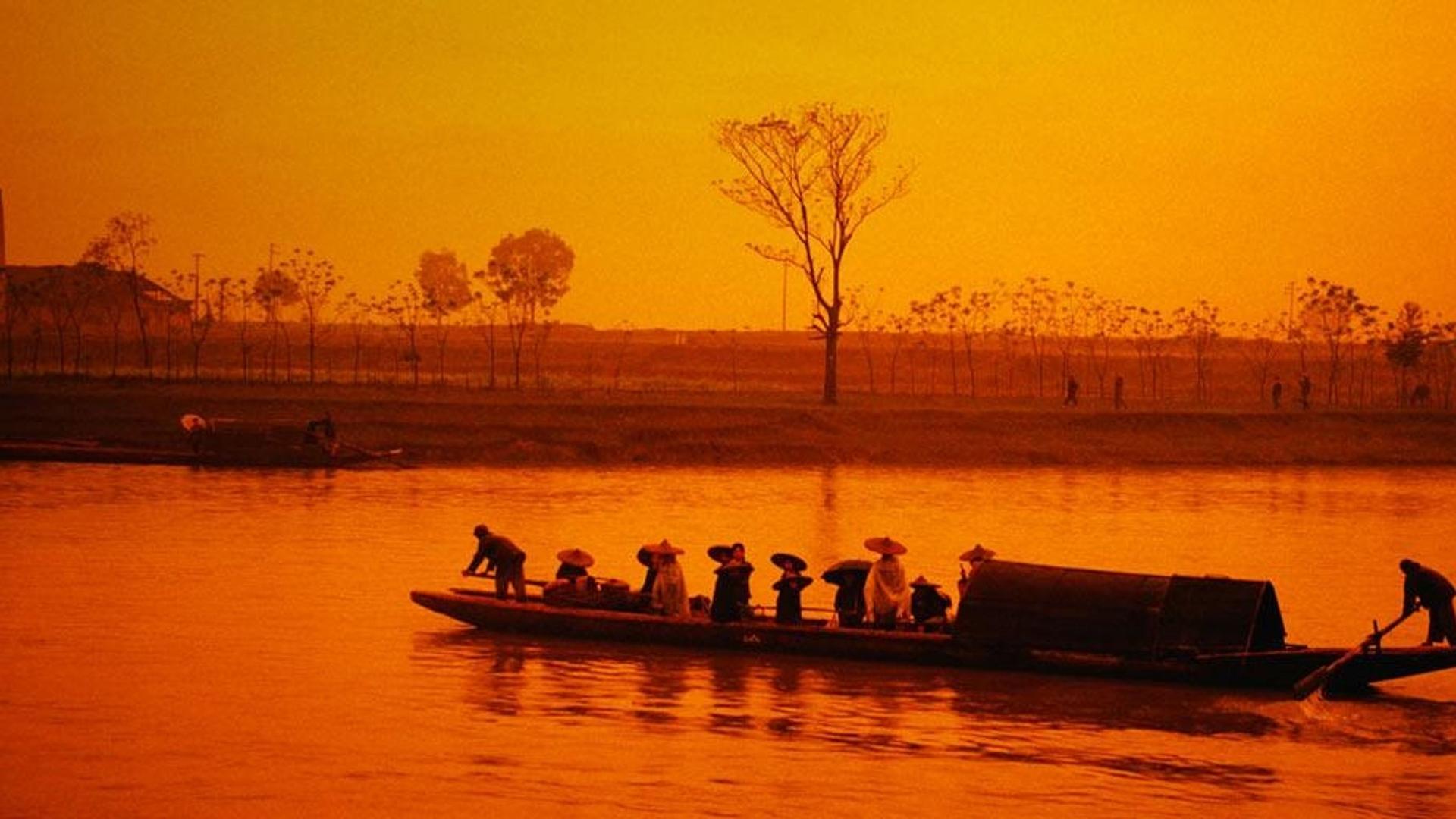 黄昏时分，桂林漓江上的小船