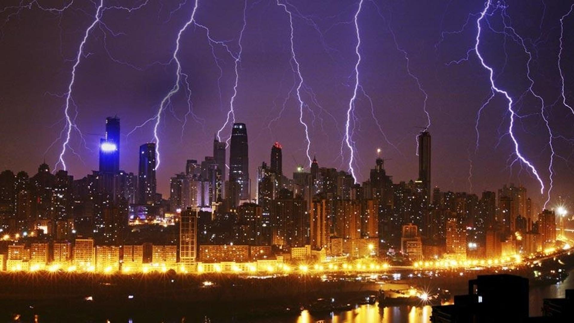 闪电划过重庆的夜空