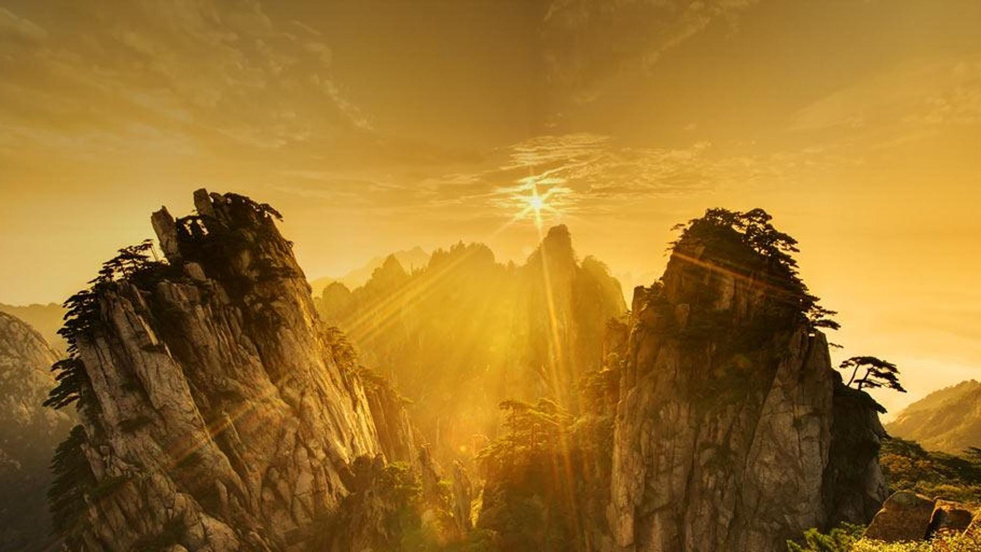 朝阳下的双子峰