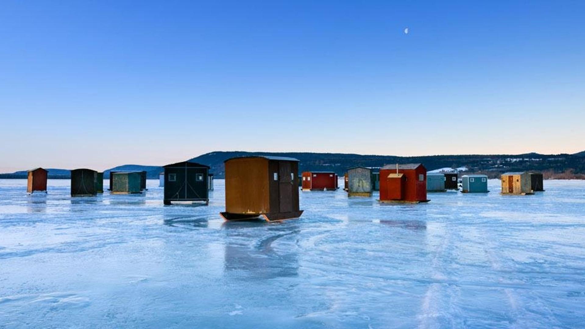 美国纽约州，冰封湖面上的冰钓小屋