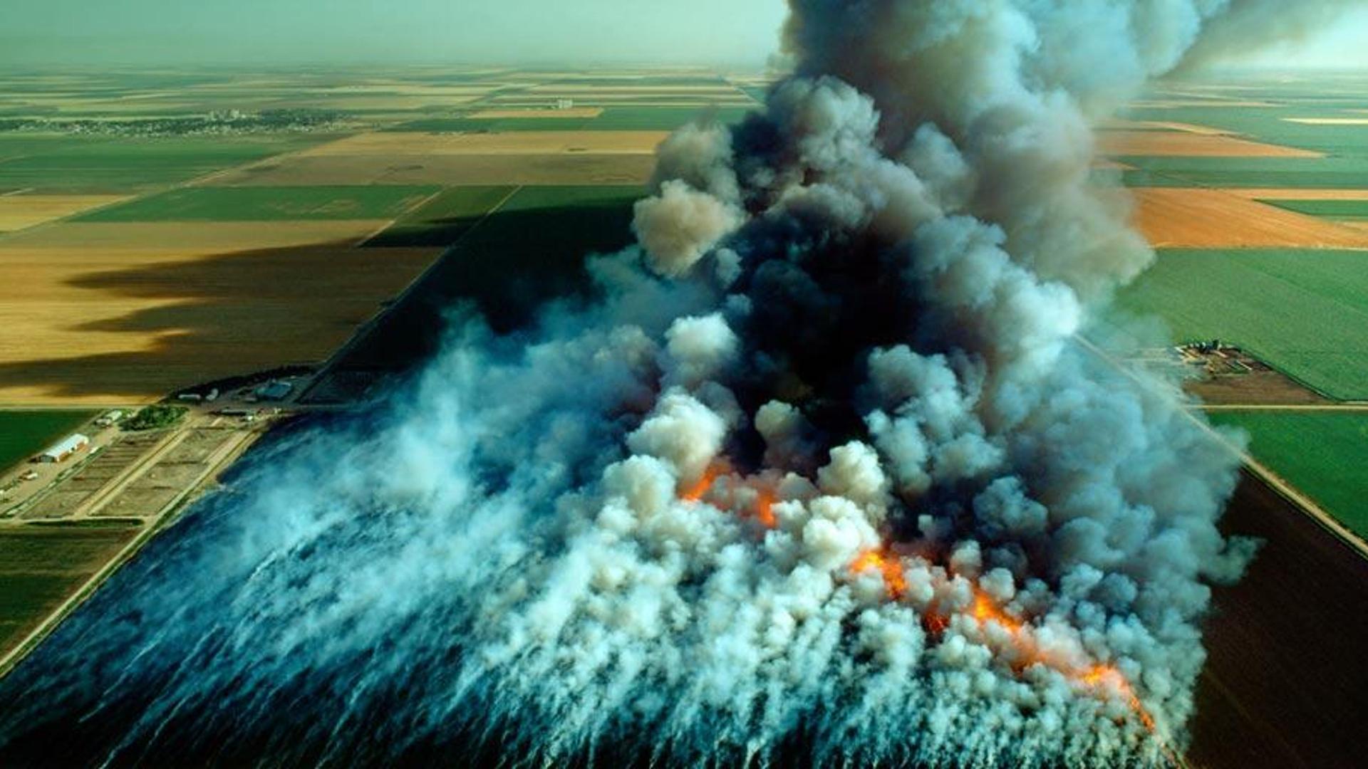 美国堪萨斯州，正在烧秸秆的麦田