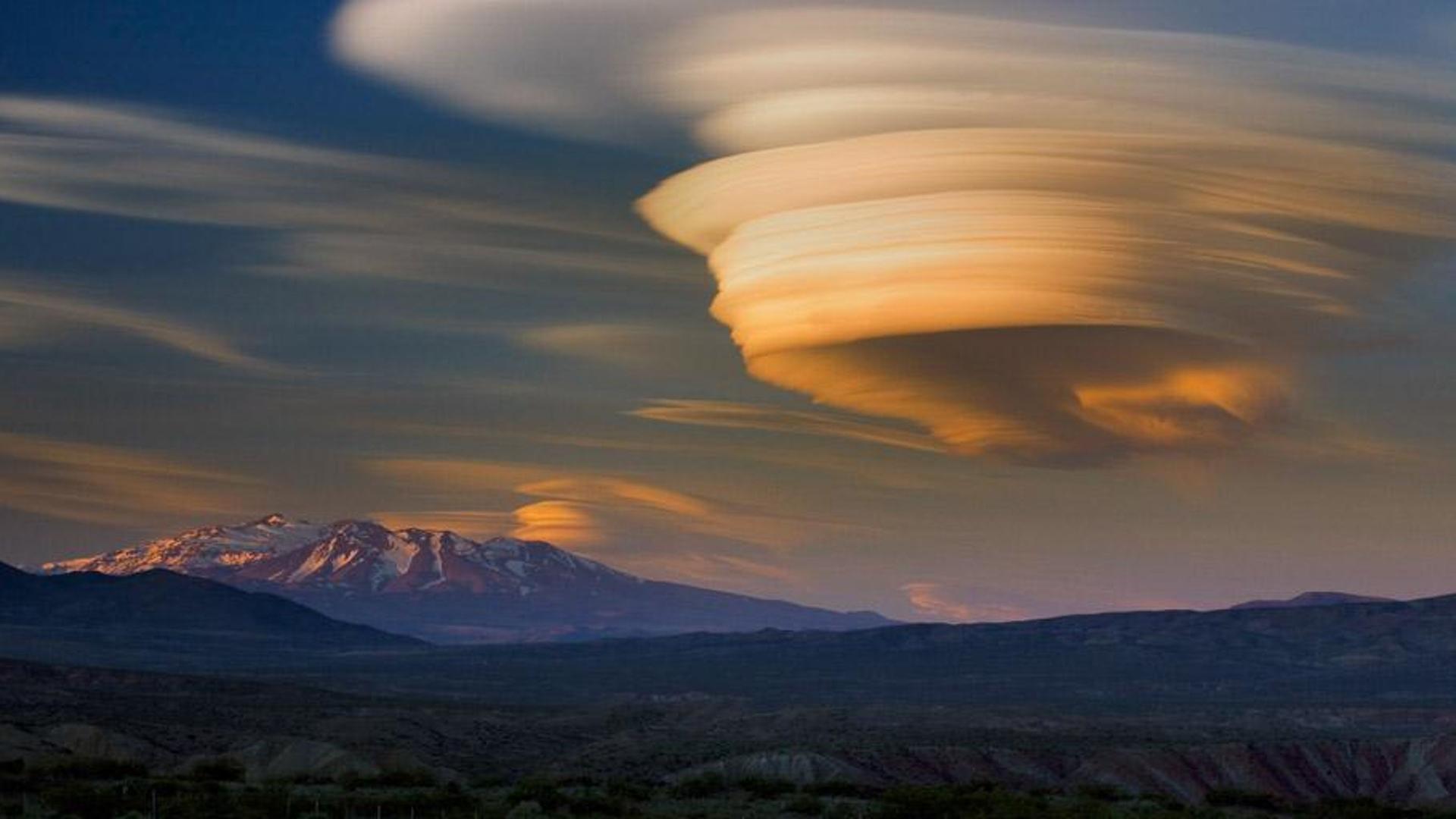 阿根廷巴塔哥尼亚一座死火山上空的荚状高积云