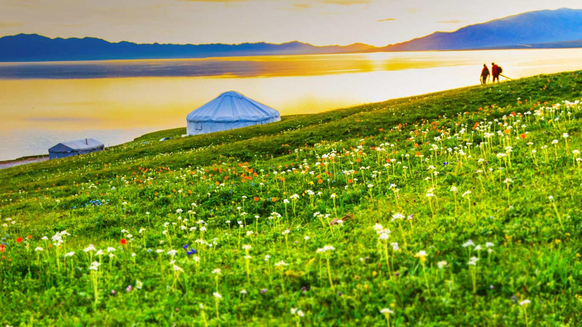 新疆天山附近的博尔塔拉县，明媚阳光下的赛里木湖