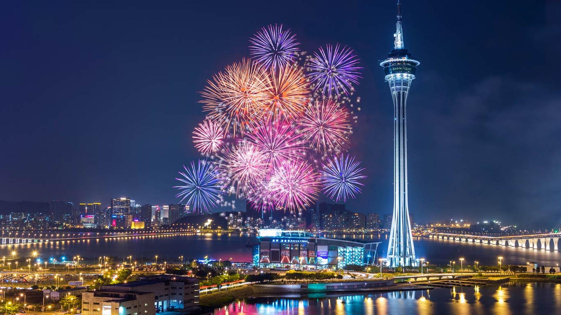 绚烂的烟花绽放在澳门的海湾上空