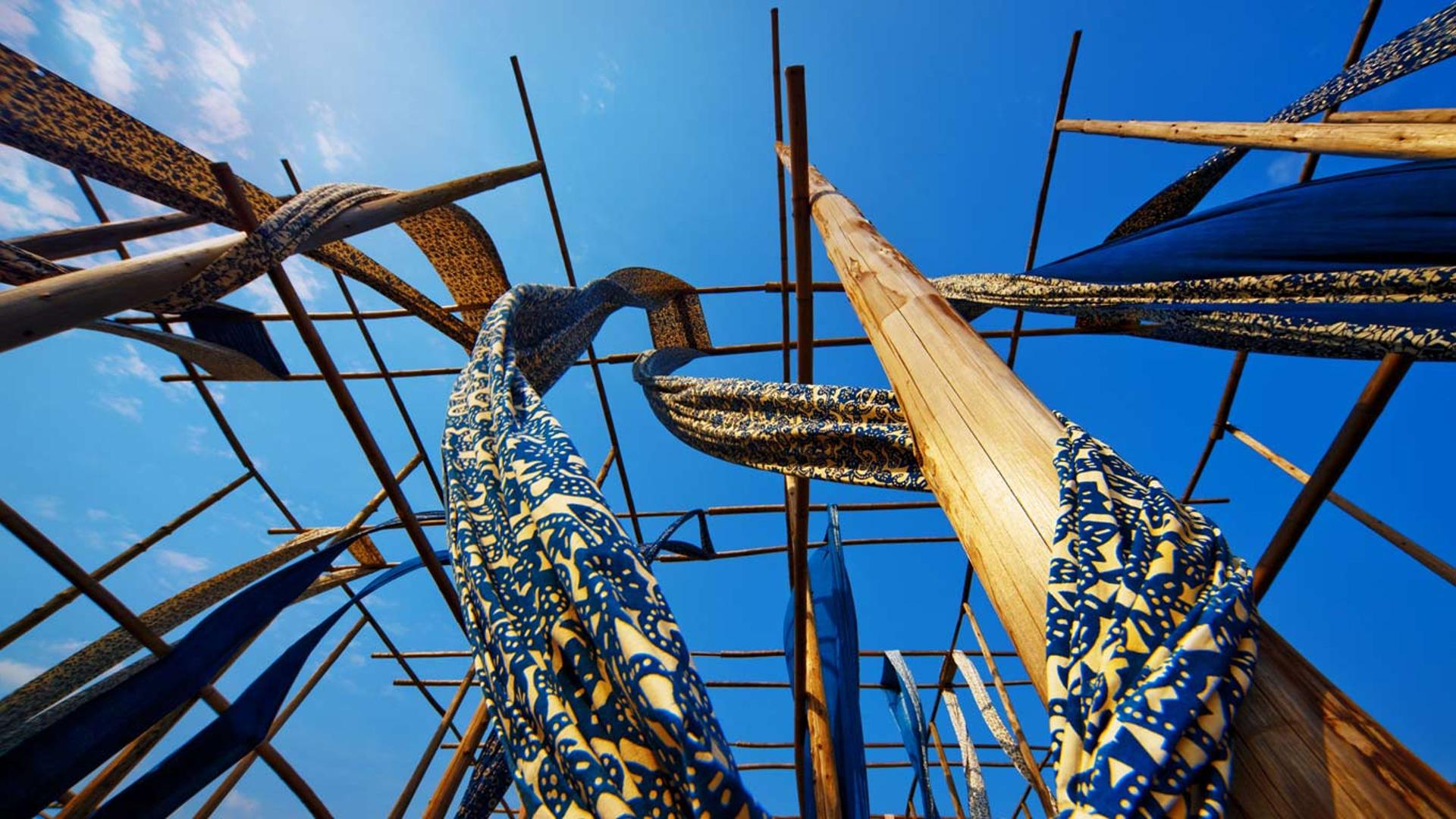 浙江桐乡乌镇，晾晒的染色丝绸